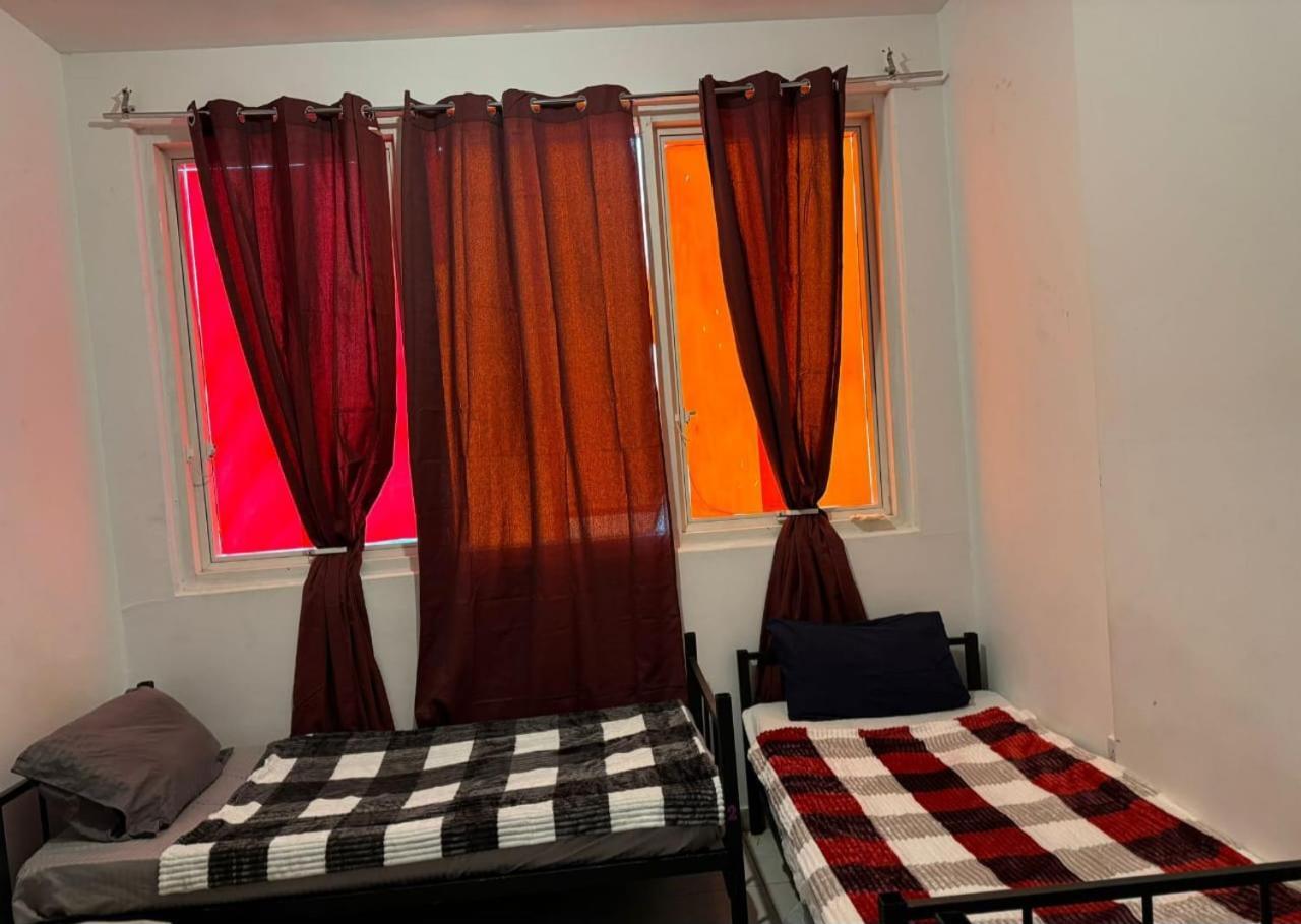 Corniche Street - For Males "Peaceful Bed Space" Abu Dhabi Exterior photo